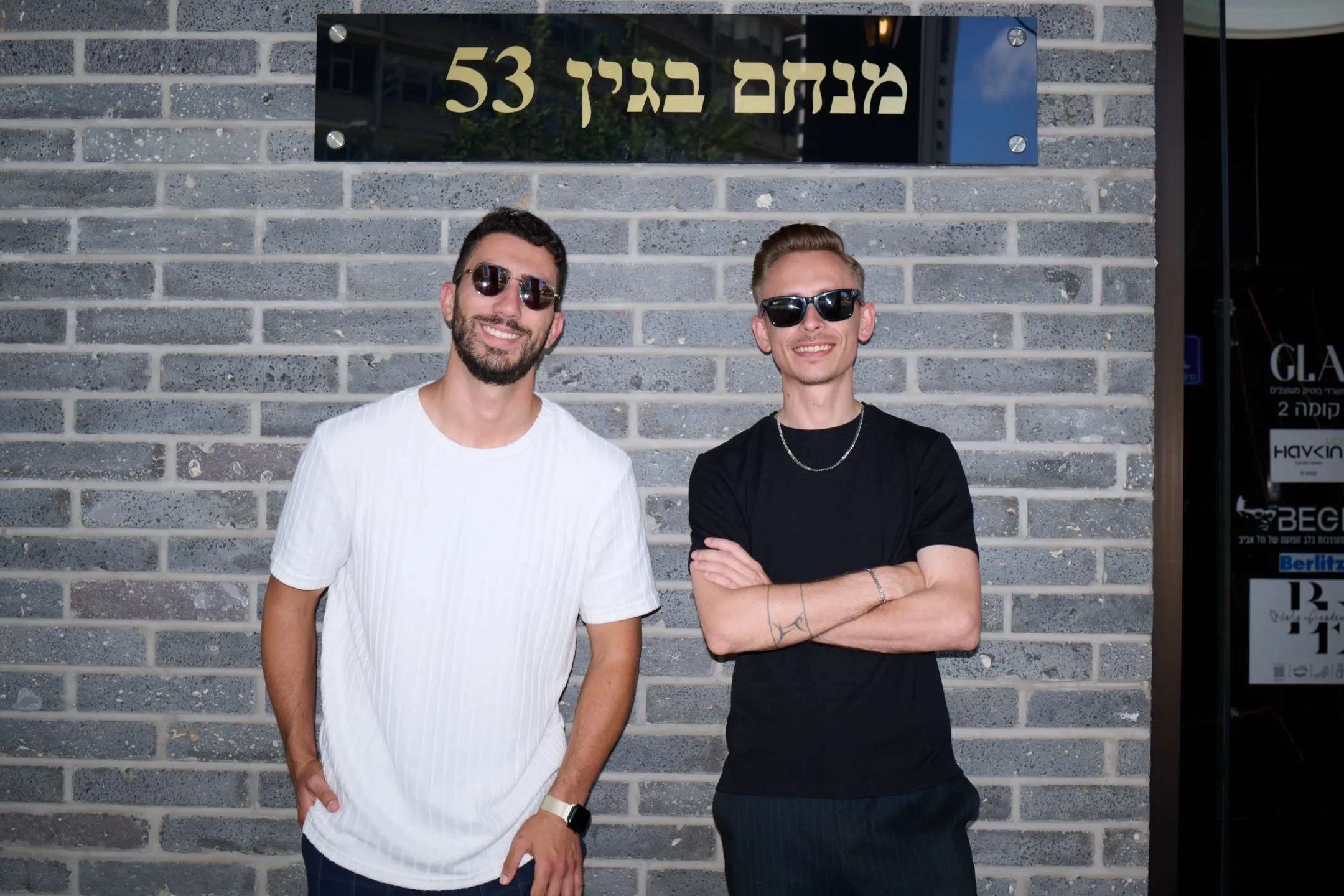 מייסדי ספיד דיגיטל בכניסה למשרד החברה